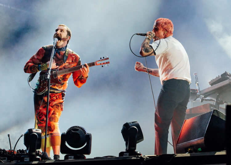 IDLES está iniciando seus shows com a nova música brutal 'Levitator'