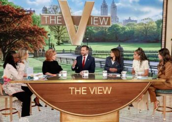 JD Vance foi à televisão divulgar um livro de memórias religiosas. 'The View' tinha outros planos