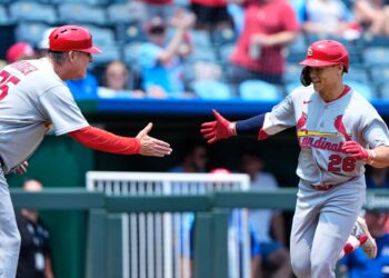 JJ Wetherholt acerta 2 home runs na vitória dos Cardinals sobre os Royals ...