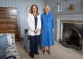 JK Rowling se encontra com a Rainha na residência real de Edimburgo