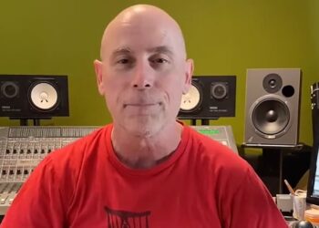 JOHN BUSH, do ARMORED SAINT, diz que todos os músicos 'pedem emprestado', 'imitam' e 'roubam' dos outros ao escrever novas músicas