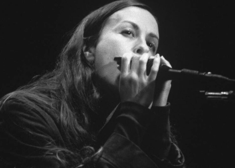 'Jagged Little Pill': Magnum Opus de Alanis Morissette completa 31 anos