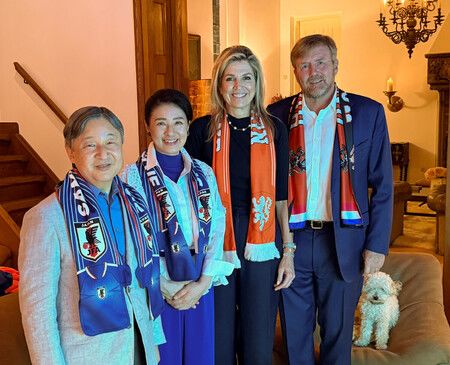 Japão e realeza holandesa assistem juntos à partida da Copa do Mundo