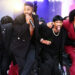 Jason Derulo cai da escada - desta vez de verdade - durante apresentação