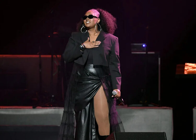 Jazmine Sullivan ajuda adolescente da Filadélfia a brilhar no baile com sorteio de vestido especial