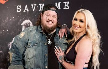 Jelly Roll abandonou a aliança de casamento no CMA Fest em meio ao divórcio de Bunnie