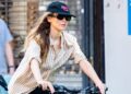 Jennifer Lawrence vai passear de bicicleta com seus sapatos confortáveis favoritos do verão
