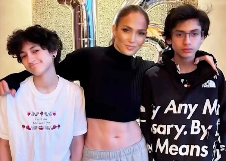 Jennifer Lopez compartilha suas dicas para criar os filhos sob os holofotes enquanto se prepara para se tornar uma nester vazia