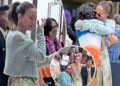 Jennifer Lopez enxuga lágrimas na formatura do filho Max