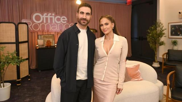 Jennifer Lopez fala sobre rumores de romance de Brett Goldstein