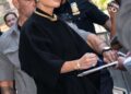 Jennifer Lopez mais uma vez declara que não está namorando Brett Goldstein durante seu período mais longo de single