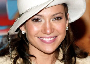 Jennifer Lopez relata que foi levada às pressas para o hospital e perdeu a visão repentinamente depois de trabalhar 98 dias ‘seguidos’