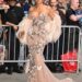 Jennifer Lopez sofre mau funcionamento do guarda-roupa em vestido nu com cauda longa