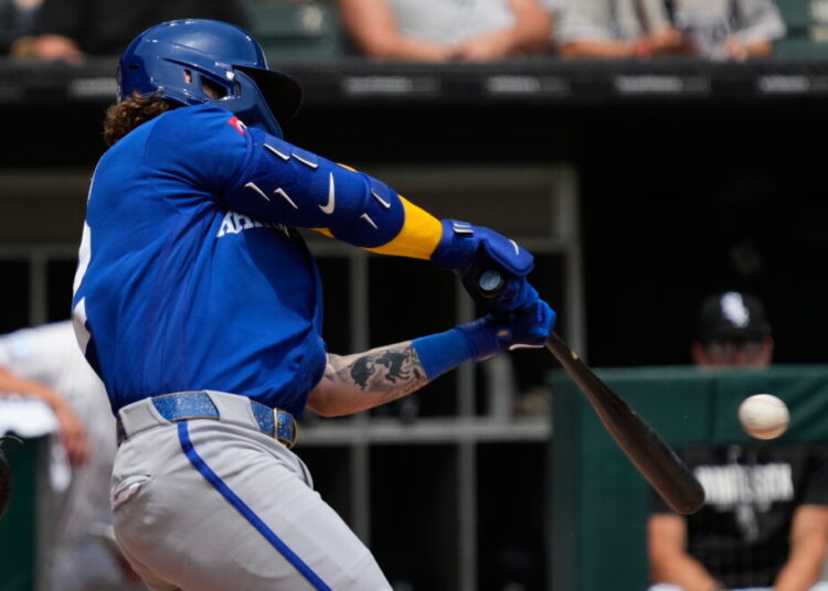 Jensen amplia sequência de rebatidas na vitória do Royals por 5-4 sobre o White Sox