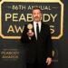 Jimmy Kimmel homenageado no Peabody Awards por dizer “Fazer piadas sobre o presidente na América não deveria lhe render um prêmio”