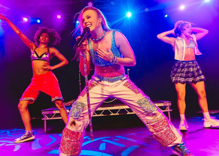 JoJo Siwa mostra uma infecção ocular ‘nodosa’ após ser jogada de um carrinho de golfe