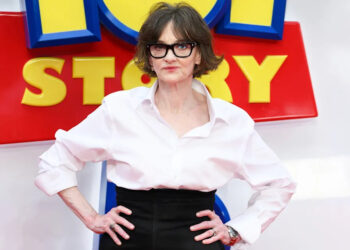 Joan Cusack diz que as pessoas em Hollywood são “tão bonitas” e está “muito ensolarado”
