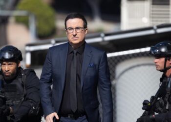 John Oliver consegue o emprego dos seus sonhos: uma novela no 'General Hospital'