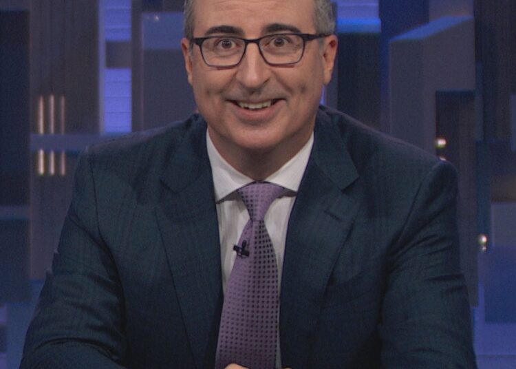John Oliver estreia novo visual para o papel de convidado do General Hospital