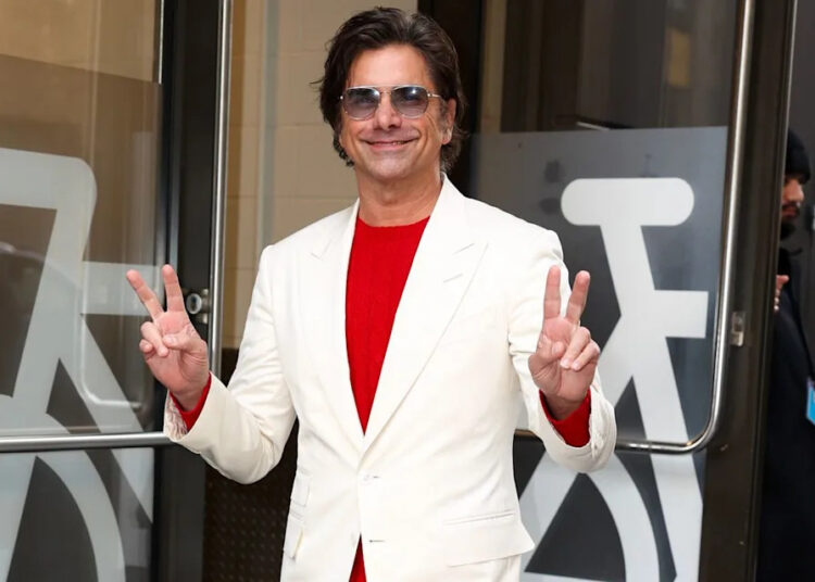 John Stamos diz que sua plástica no nariz foi corrigida pelo cirurgião plástico de Michael Jackson