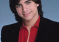 John Stamos revela que uma plástica malfeita no nariz dos anos 80 foi consertada pelo cirurgião de Michael Jackson