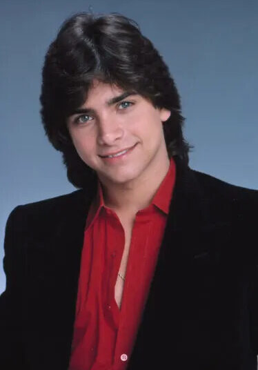 John Stamos revela que uma plástica malfeita no nariz dos anos 80 foi consertada pelo cirurgião de Michael Jackson