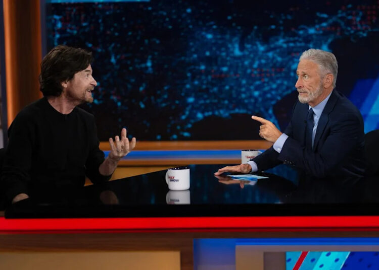 Jon Stewart confessa a Jason Bateman que começou a chorar feio ao deixar os filhos na faculdade: 'Fiquei prejudicado'