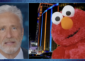 Jon Stewart questiona impiedosamente 'Elmo' sobre polêmica postagem na NBA