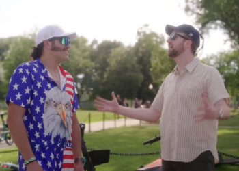 Jordan Klepper, do Daily Show, entrevista pessoas no aniversário de Trump no UFC