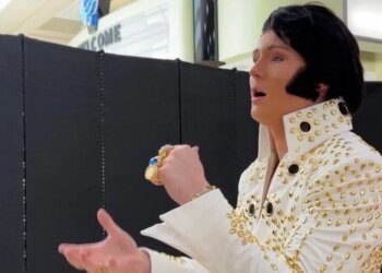 Jovens imitadores de Elvis lutam na cidade natal de King