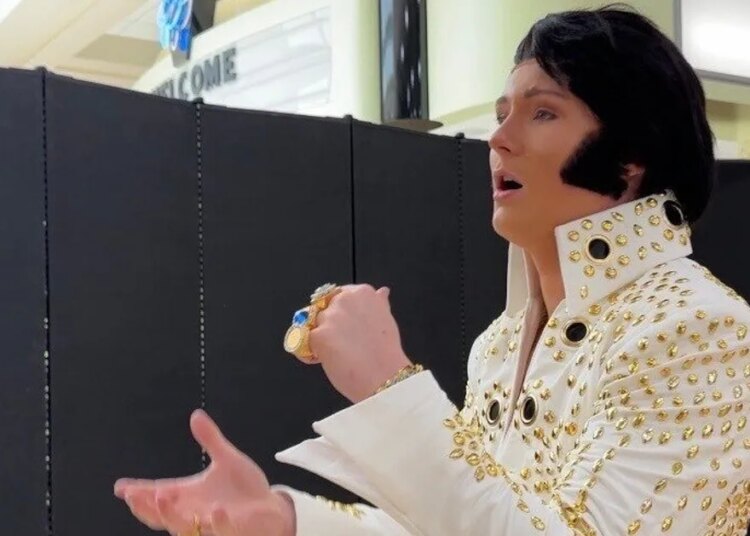 Jovens imitadores de Elvis lutam na cidade natal de King