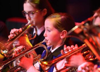 Jovens músicos brilham no evento musical Summer Sizzler de Rochdale
