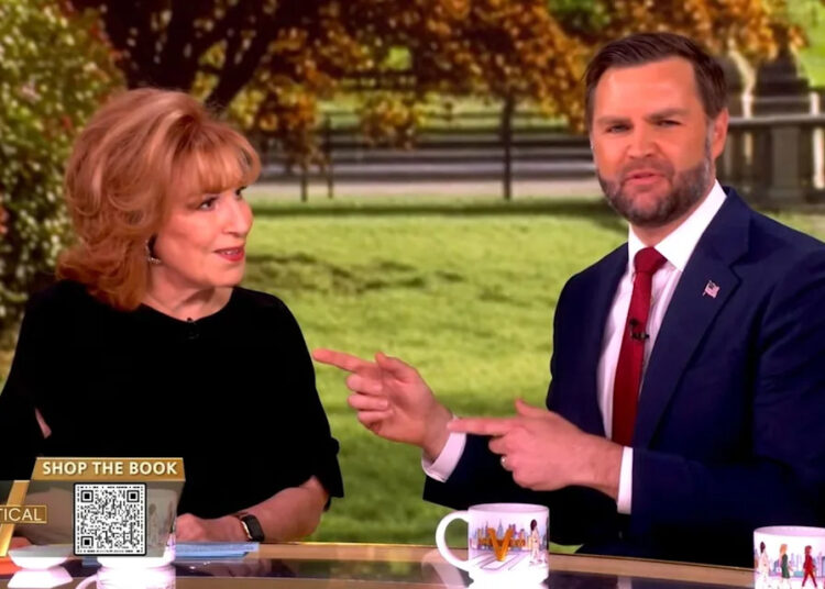 Joy Behar disse a JD Vance que ele 'deveria concorrer à presidência' no intervalo comercial do “The View”: 'Não pense que ele é um cara mau'