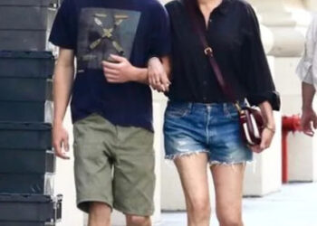 Julia Roberts faz um passeio raro com o filho Phinnaeus, 21, enquanto a dupla caminha de braços dados pela cidade de Nova York