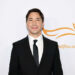 Justin Long, nativo de Connecticut, cava sua própria cova no novo videoclipe de Ariana Grande