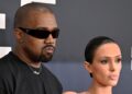 Kanye West derrama leite na esposa Bianca Censori em polêmico novo videoclipe