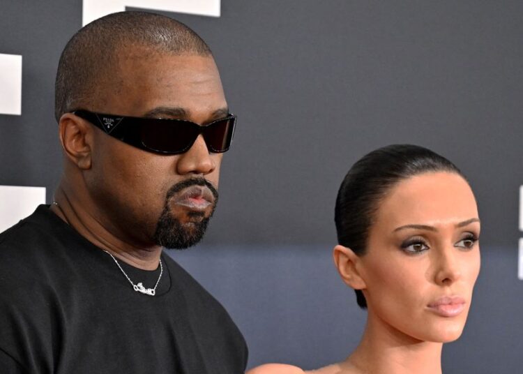 Kanye West derrama leite na esposa Bianca Censori em polêmico novo videoclipe