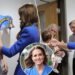 Kate Middleton conforta a jovem mãe Claire Lorente terminando o tratamento contra o câncer em um momento de choro