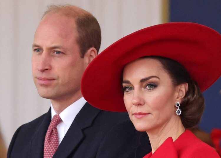 Kate Middleton 'entristecida' quando acidente de helicóptero da Marinha Real em Devon mata três