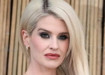 Kelly Osbourne escreve homenagem emocional ao pai Ozzy no Dia dos Pais
