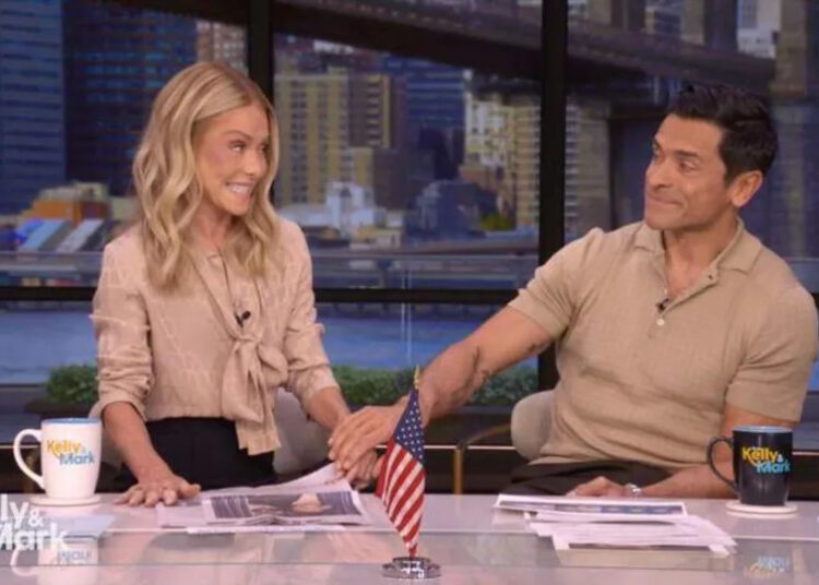 Kelly Ripa provoca 'Nepo Dad' Mark Consuelos como ele e seu filho Joaquin Grace na capa da seção de artes do NYT para estreias na Broadway