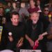 Kenny Loggins fica 'solto' com Kevin Bacon e John Lithgow para o medley de instrumentos de sala de aula do 'Tonight Show': assistir