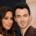 Kevin Jonas diz que Michael Bublé fez a playlist de seu quarto porque Danielle adora música