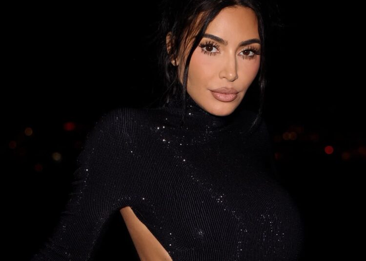 Kim Kardashian e Kate Moss usam o mesmo vestido Gucci com fio dental