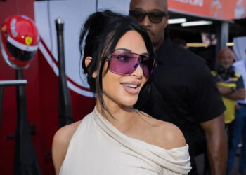 Kim Kardashian ensina personagem de Will Ferrell a tirar a selfie perfeita