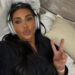 Kim Kardashian quase derrama um biquíni pendurado por fios