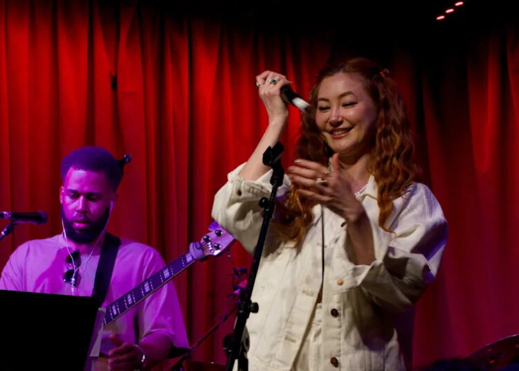 Kimiko Glenn compartilha ideias humorísticas sobre namoro moderno em sua nova carreira musical