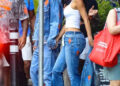 Kylie Jenner e Timothée Chalamet dão as mãos no jogo 4 do Knicks em looks jeans coordenados