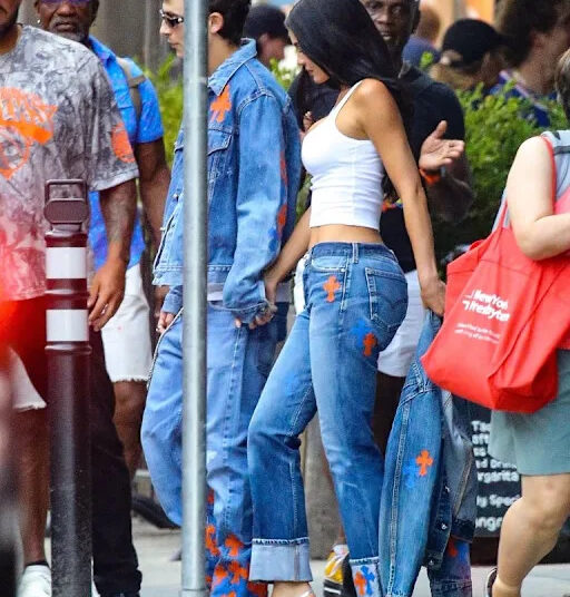 Kylie Jenner e Timothée Chalamet dão as mãos no jogo 4 do Knicks em looks jeans coordenados
