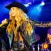 Lainey Wilson convoca John Mayer para a nova música 'Phone, Keys, Wallet'